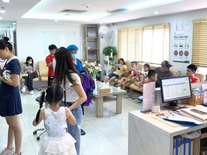 Khám điều trị cong vẹo cột sống cho trẻ em
