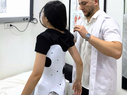 áo nẹp chỉnh hình điều trị cong vẹo cột sống