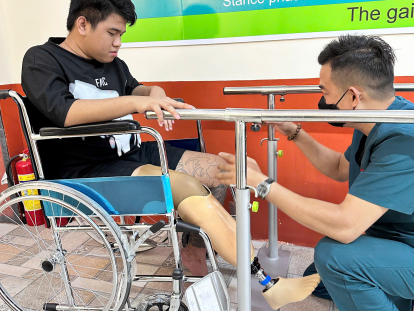 tập đi chân giả ngày cuối tuần