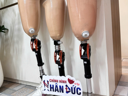 dóng dựng chân hoàn thiện đợi khách hàng tới 
