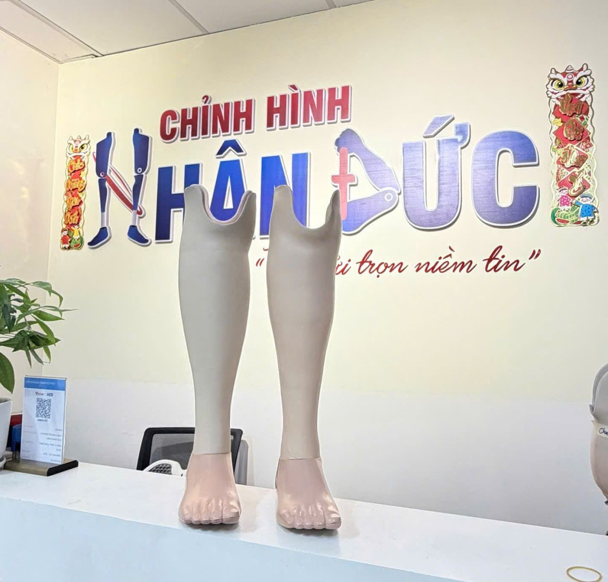 chân giả dưới gối