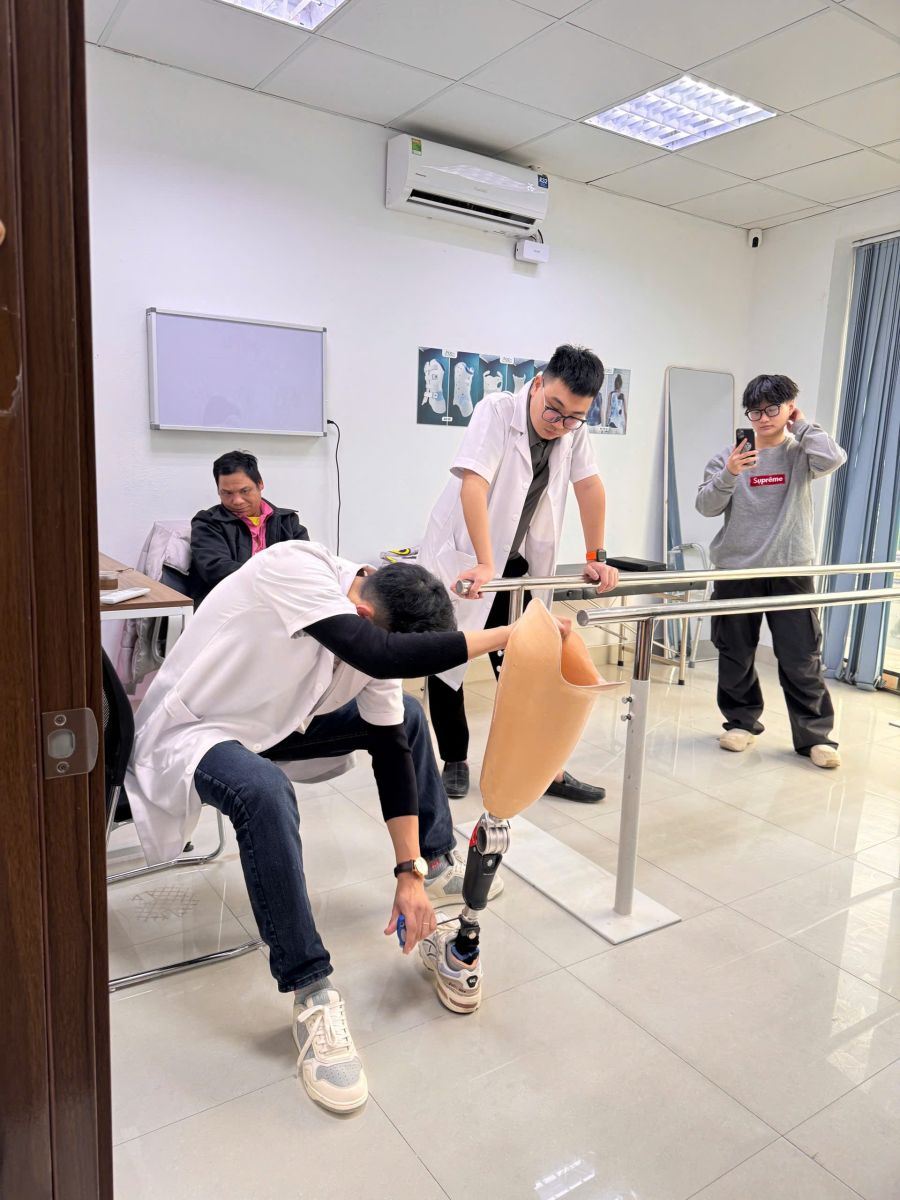 chân giả trên gối