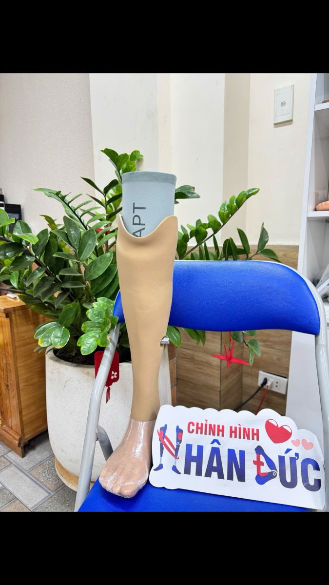 chân giả dưới gối 